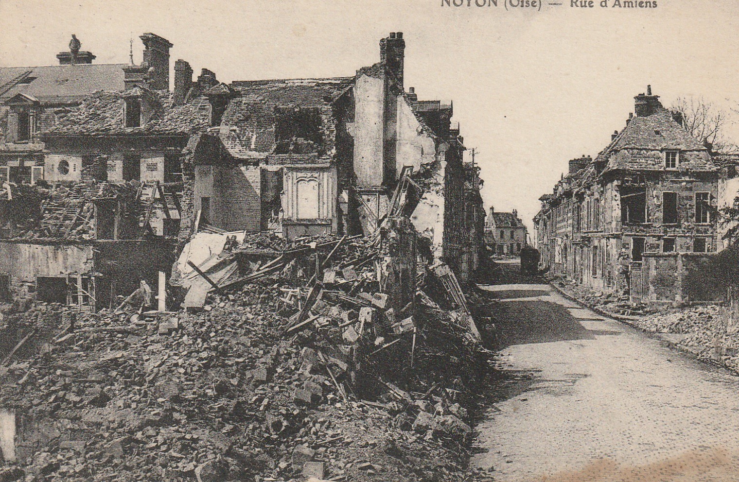 60 NOYON. Rue d'Amiens bombardée