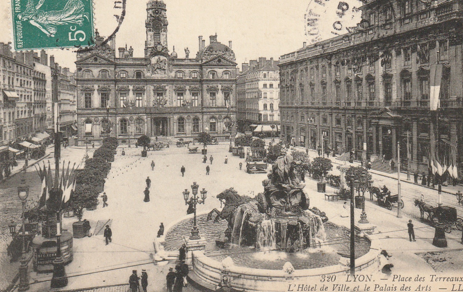 69 LYON. Hôtel de Ville et Palais des Arts Place des Terreaux 1910