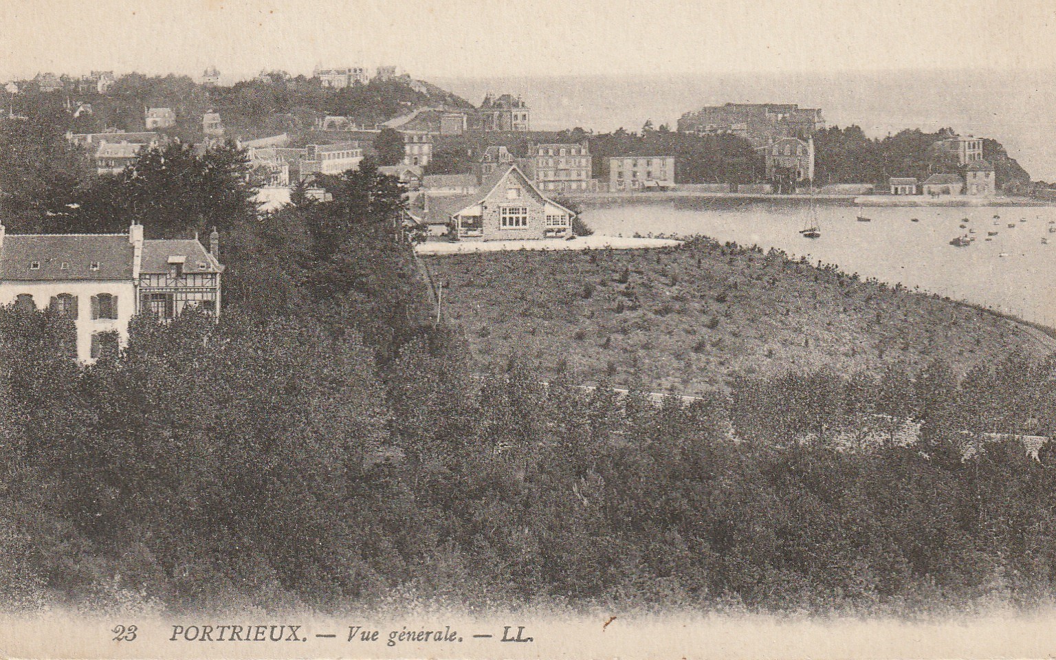 22 PORTRIEUX. Vue générale sur la Ville et la Plage