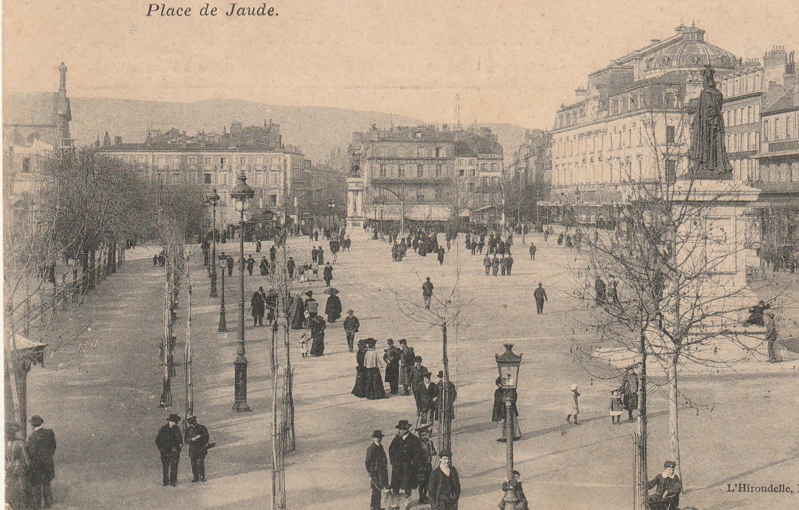 63 CLERMONT-FERRAND. Place de Jaude bien animée 1906