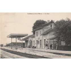 52 LATRECEY. La Gare avec ses employés 1933
