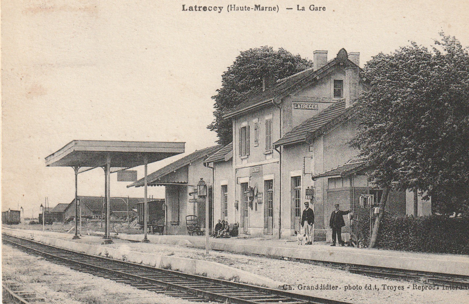 52 LATRECEY. La Gare avec ses employés 1933