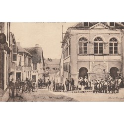 02 CRAONNE. Hôtel de Ville grosse animation devant le Café Buvette