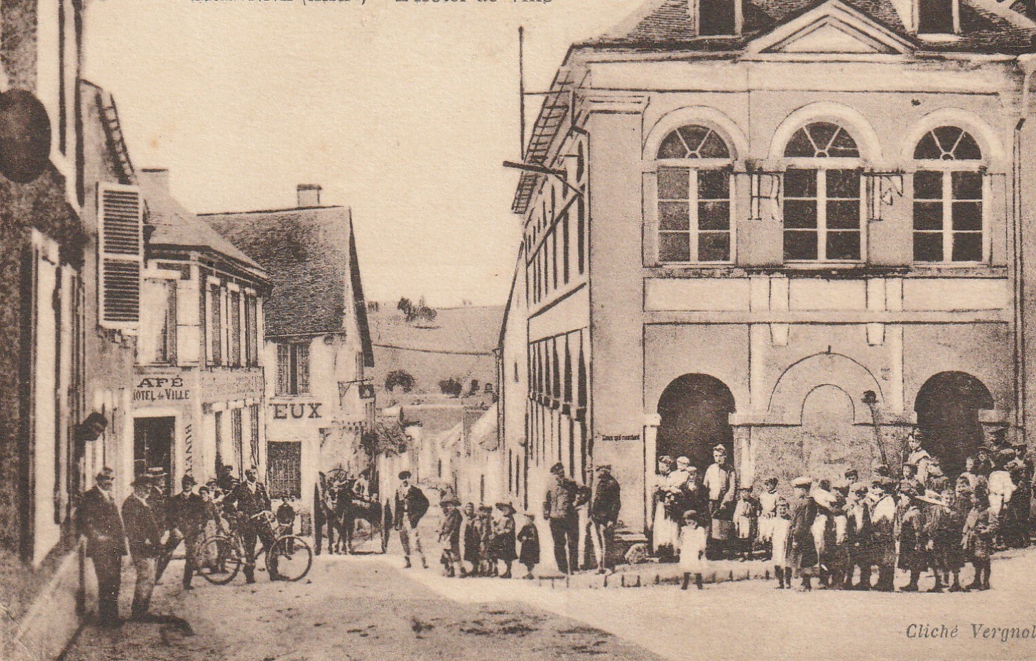02 CRAONNE. Hôtel de Ville grosse animation devant le Café Buvette