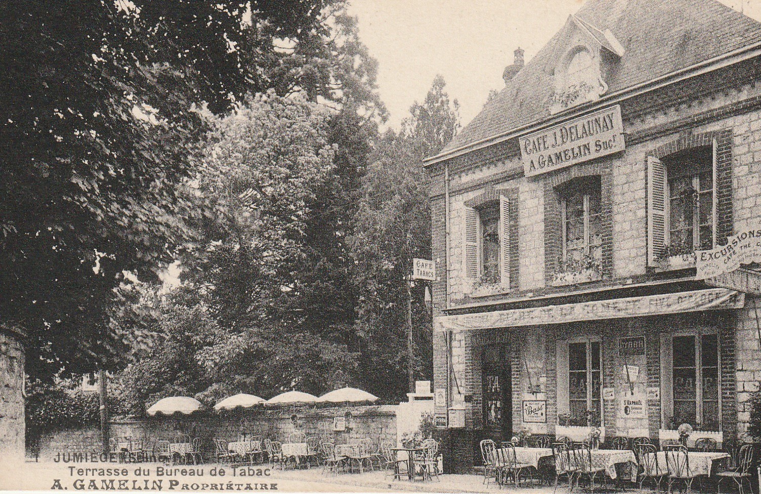 76 JUMIEGES. Terrasse du Café Bureau de Tabac "Gamelin" face l'Abbaye