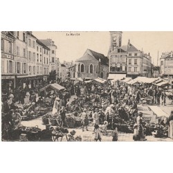 77 LA FERTE SOUS JOUARRE. Le Marché et Comptoirs Français grosse animation