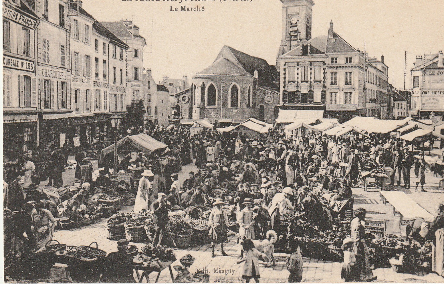 77 LA FERTE SOUS JOUARRE. Le Marché et Comptoirs Français grosse animation