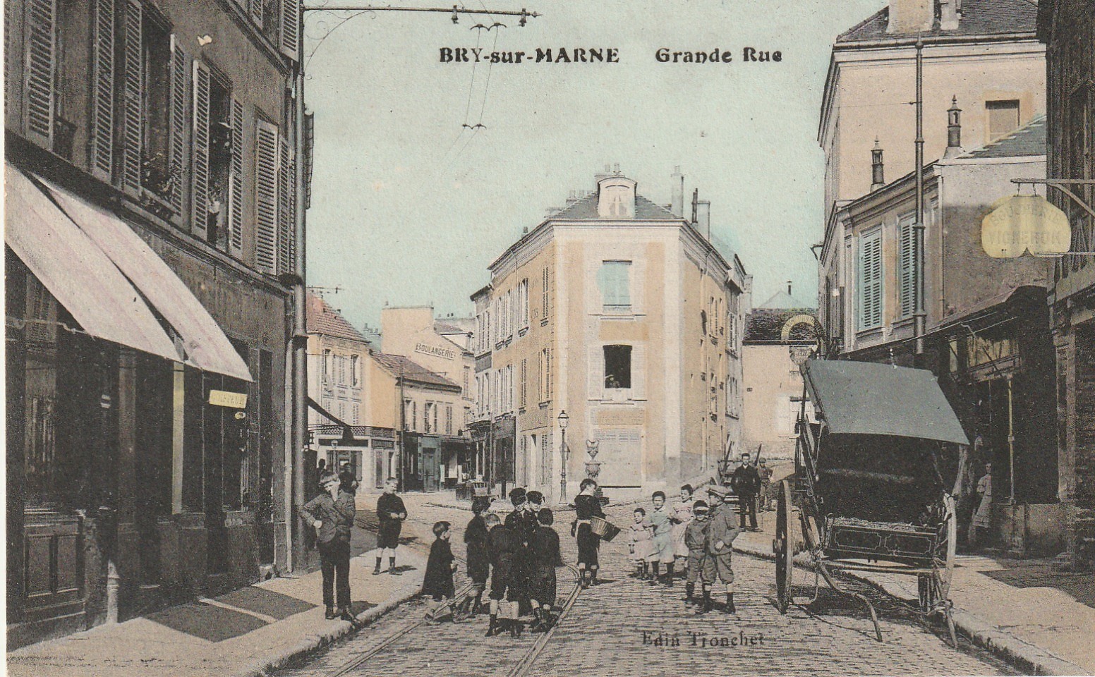 94 BRY-SUR-MARNE. Grande Rue nombreux enfants devant le Coiffeur