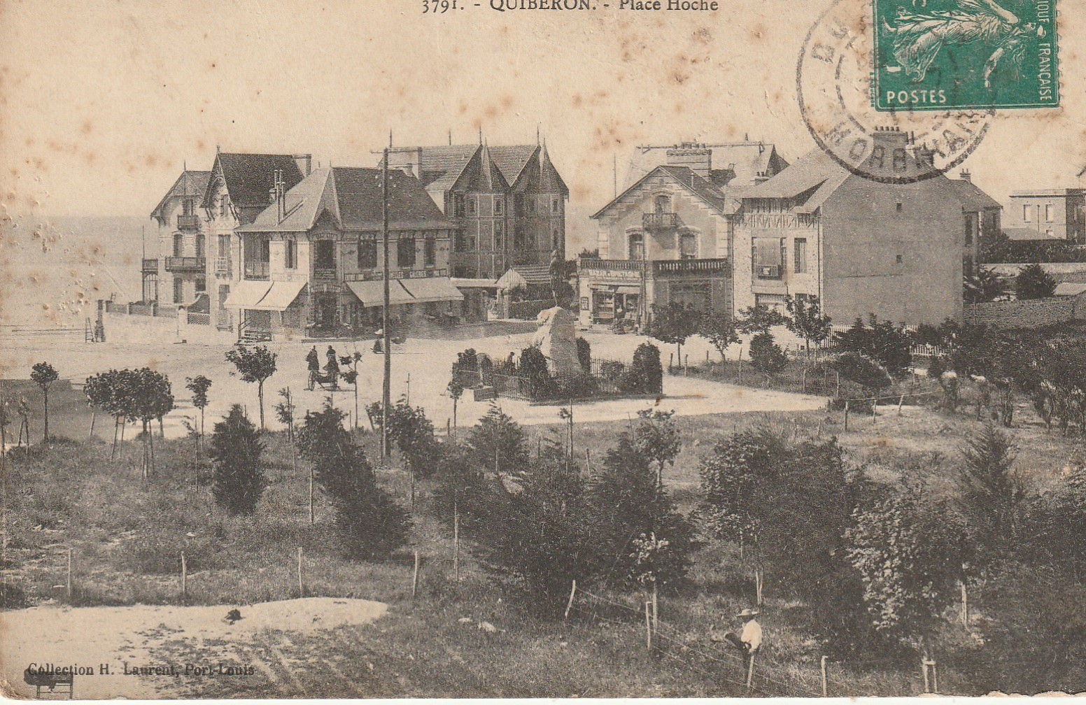 56 QUIBERON. Place Hoche et entrée de la Plage 1911