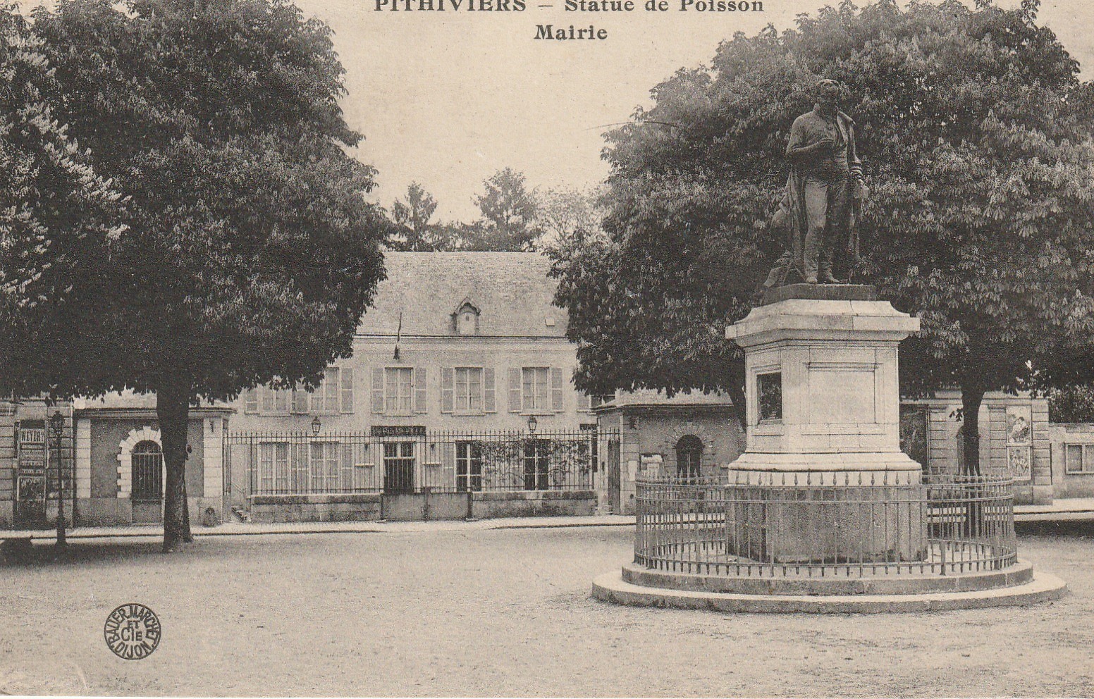 45 PITHIVIERS. Statue de Poisson Savant Mathématiques et Mairie 1916