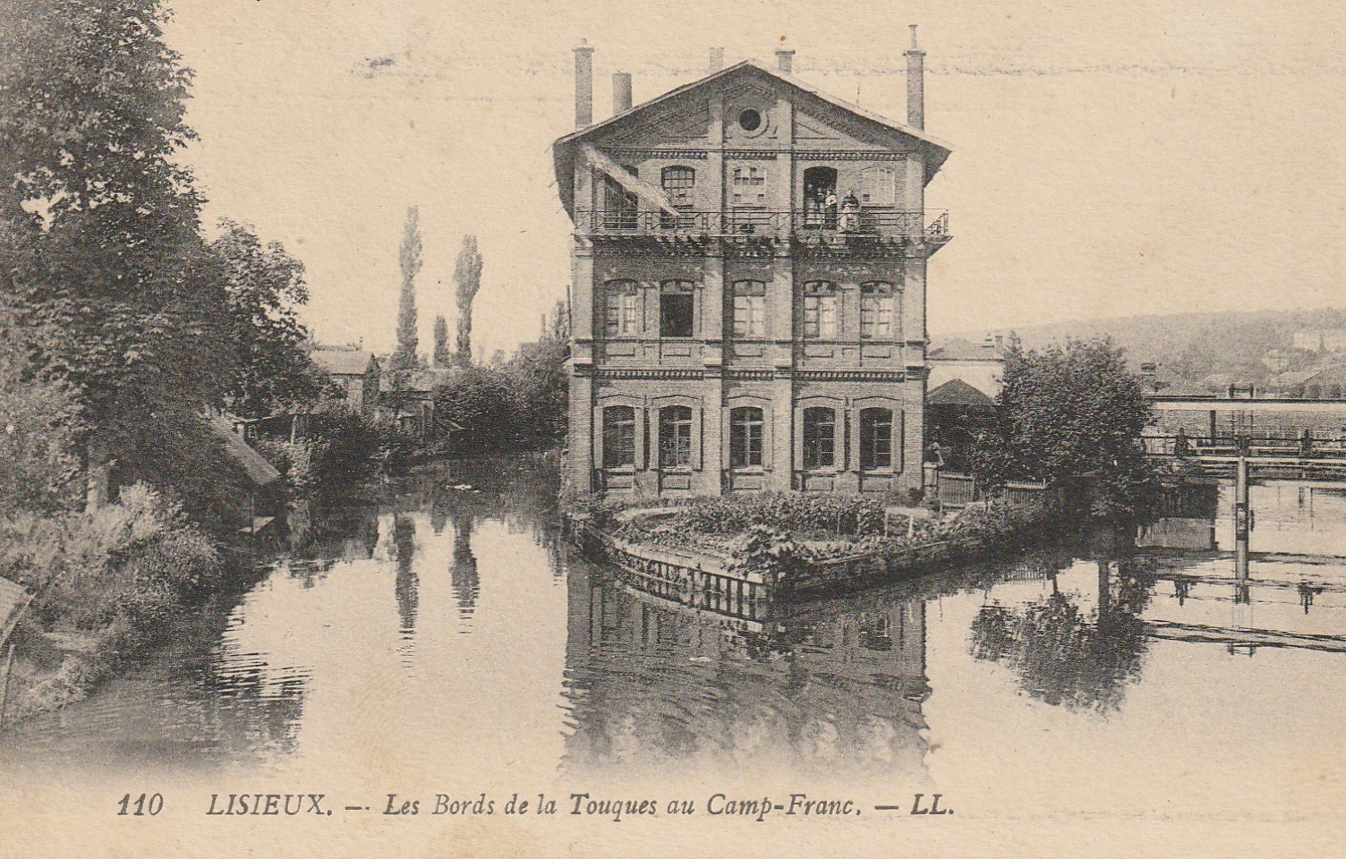 14 LISIEUX. Les Bords de la Touques au Camp-Franc 1923