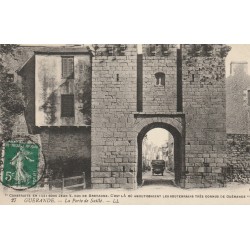 44 GUERANDE. La Porte de Saillé avec automobile 1912
