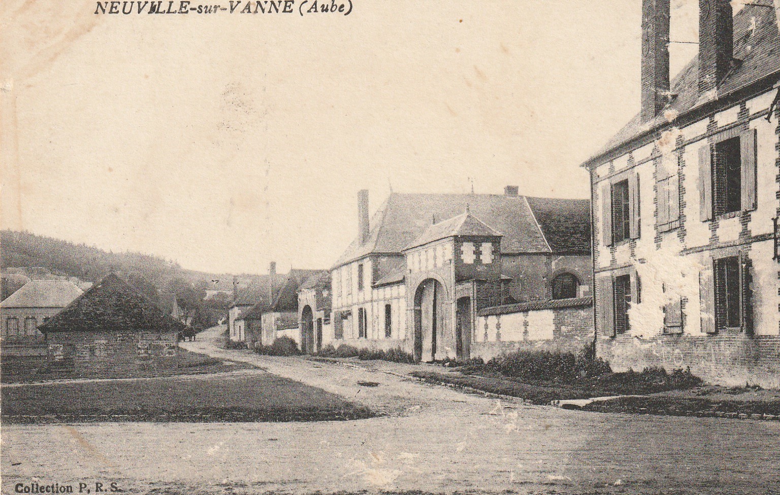 10 NEUVILLE-SUR-VANNE. Vue prise de la Mairie. Tampon militaire
