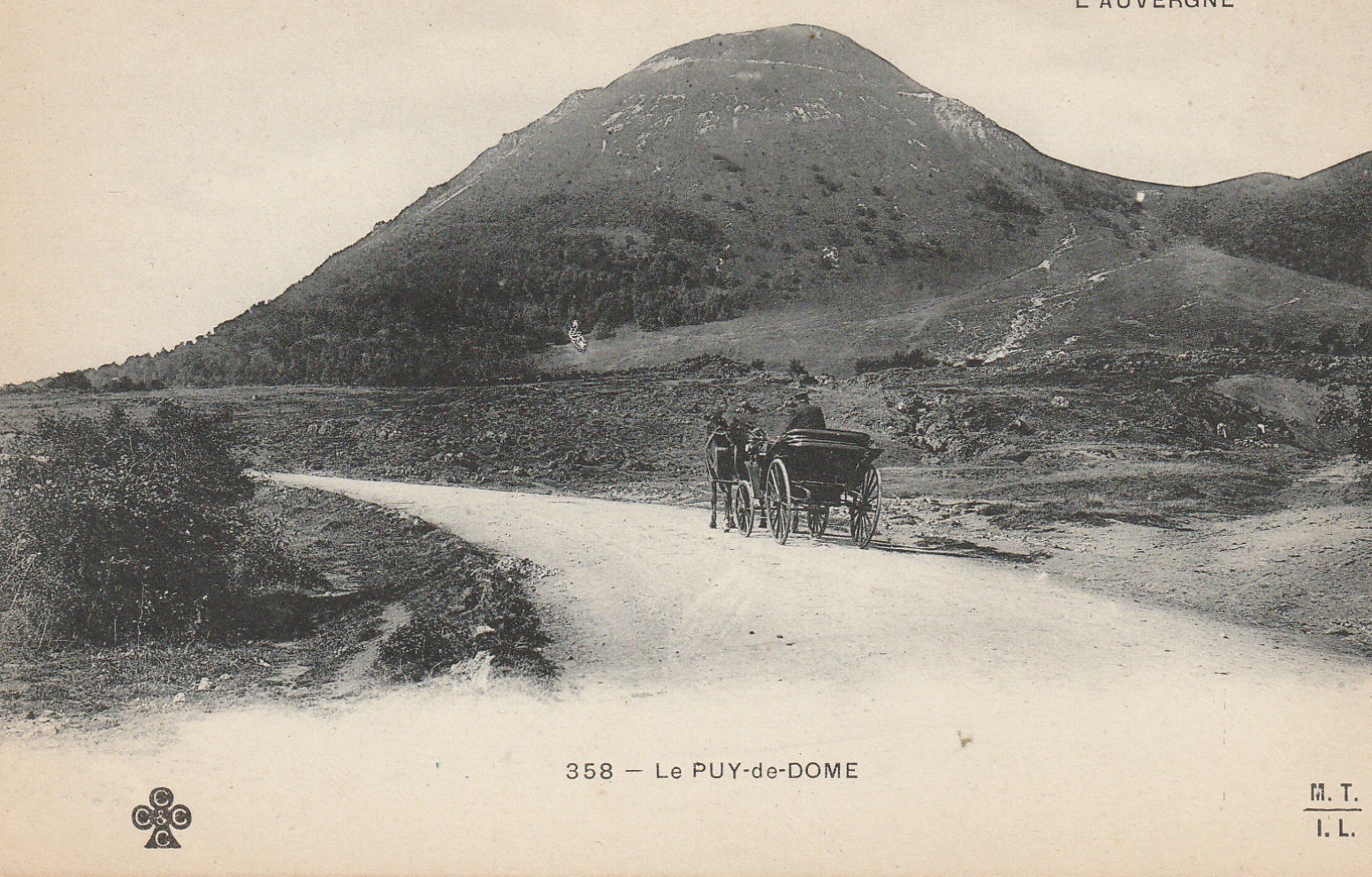 63 LE PUY-DE-DOME. Attelage sur un Chemin