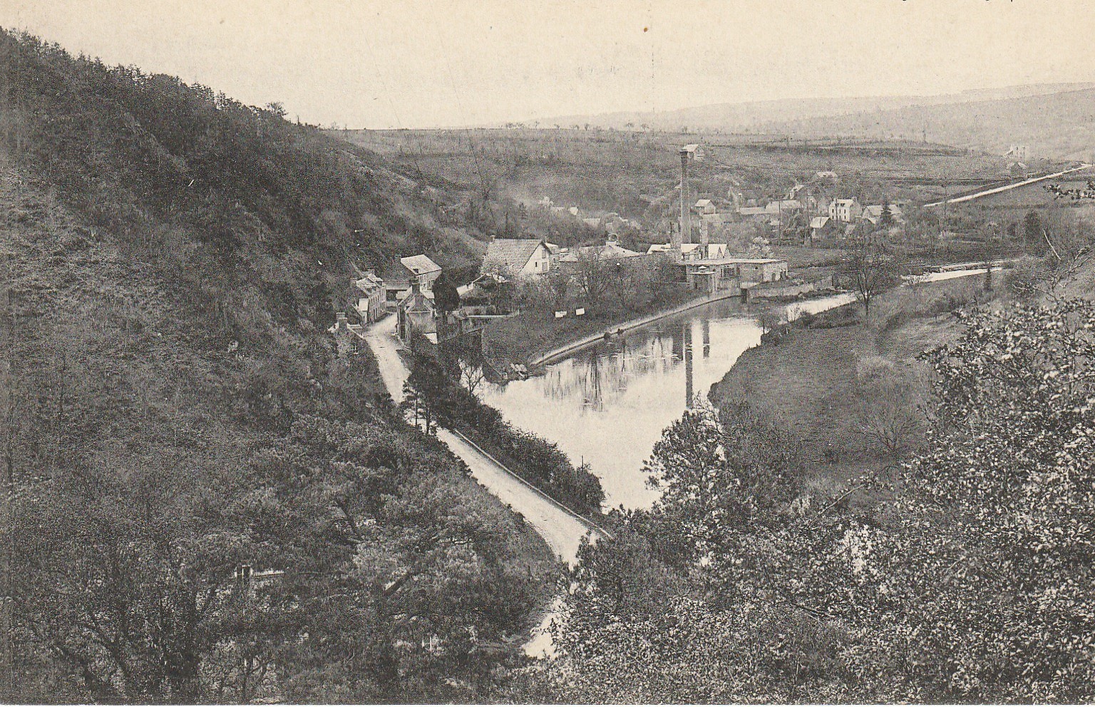 14 SAINT-CHRISTOPHE. Panorama et Usines aux environs de Pont-D'Ouilly