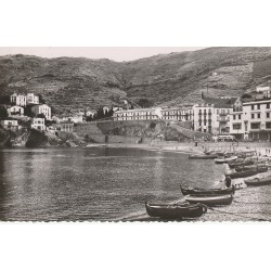 Photo cpsm petit format 66 CERBERE. Barques de Pêcheurs sur la Plage et le groupe scolaire 1953