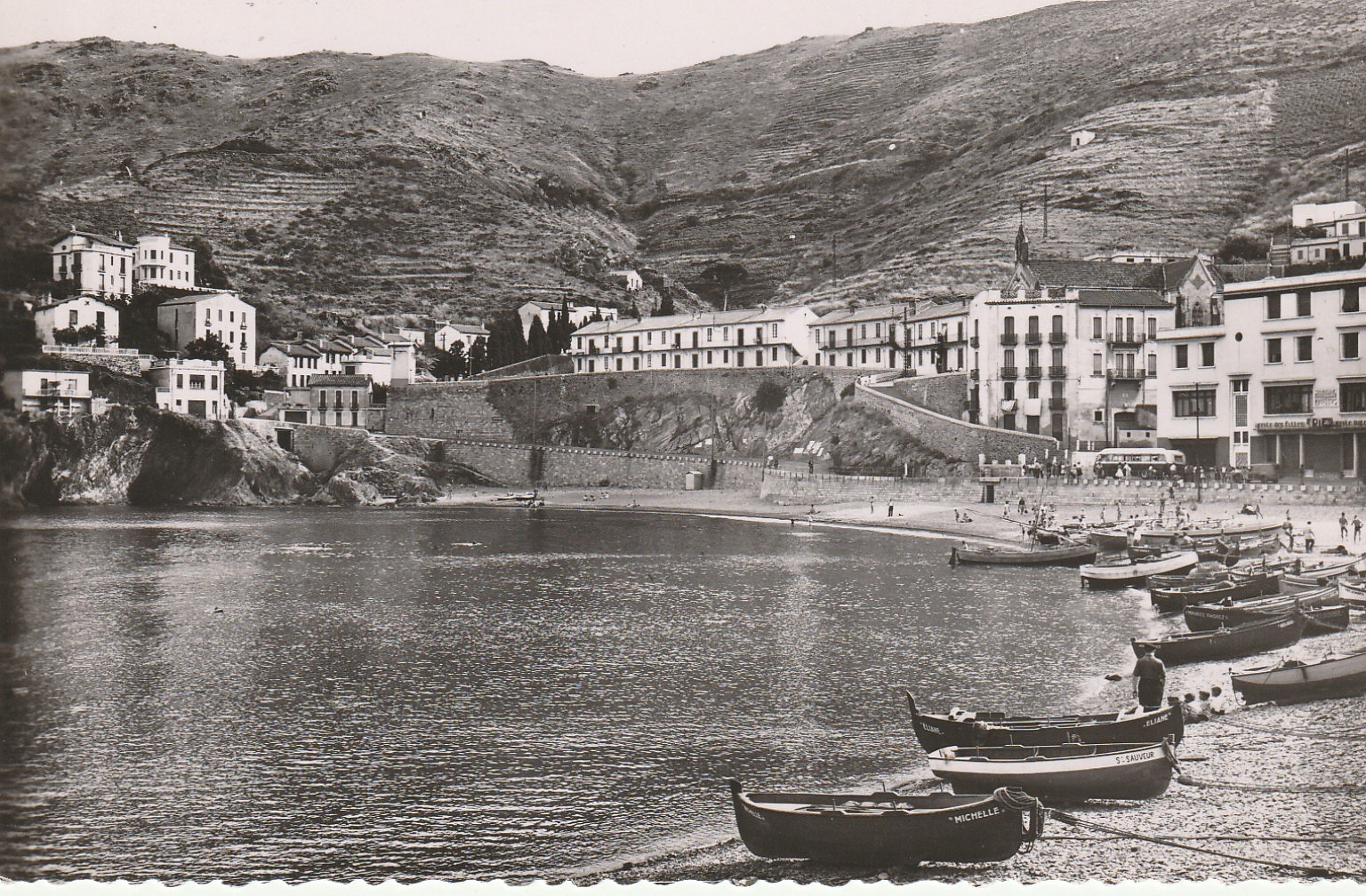 Photo cpsm petit format 66 CERBERE. Barques de Pêcheurs sur la Plage et le groupe scolaire 1953