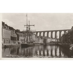 Photo cpsm petit format 29 MORLAIX. Superbe voilier dans le Bassin et le Viaduc 1958