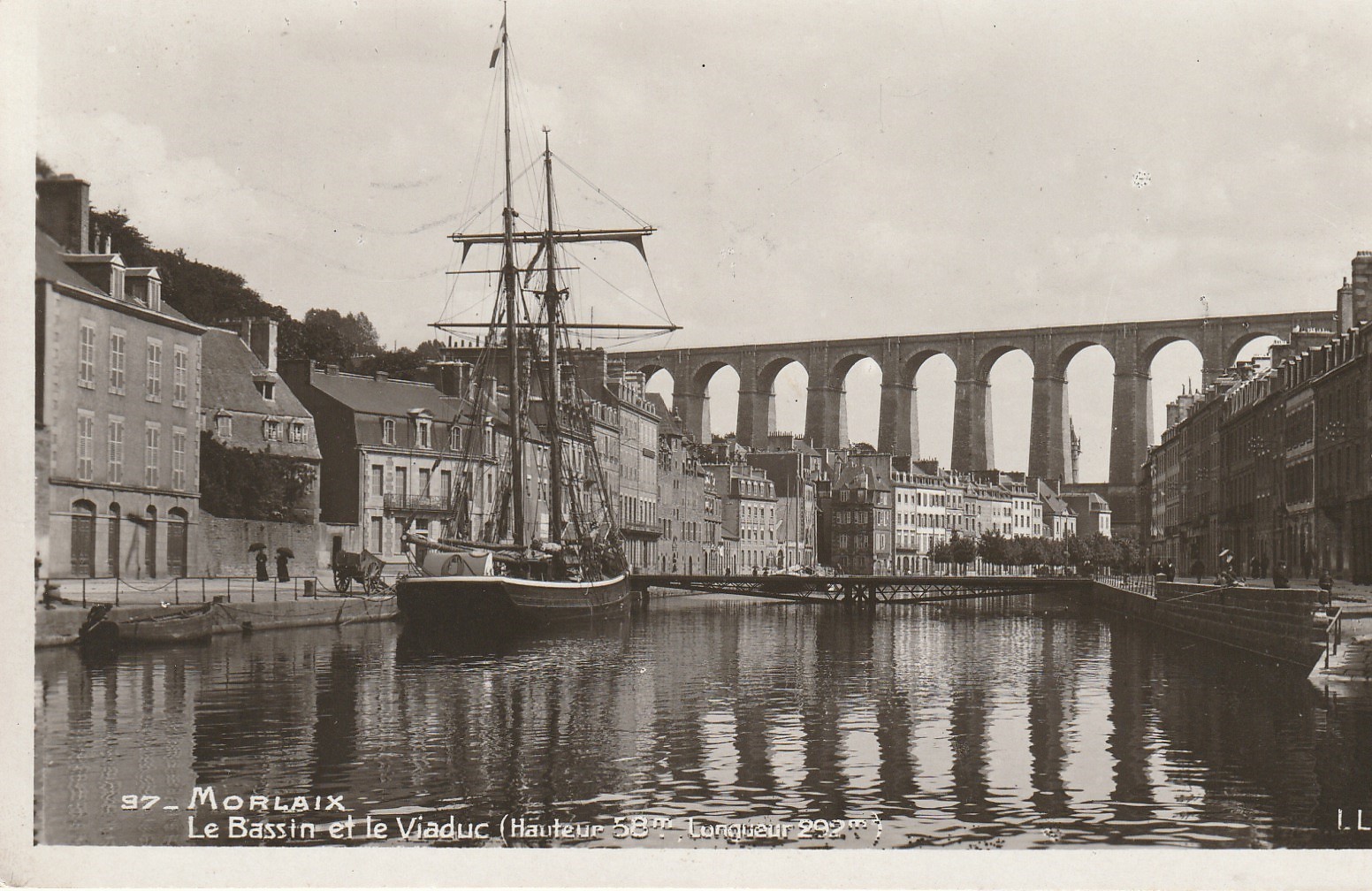 Photo cpsm petit format 29 MORLAIX. Superbe voilier dans le Bassin et le Viaduc 1958