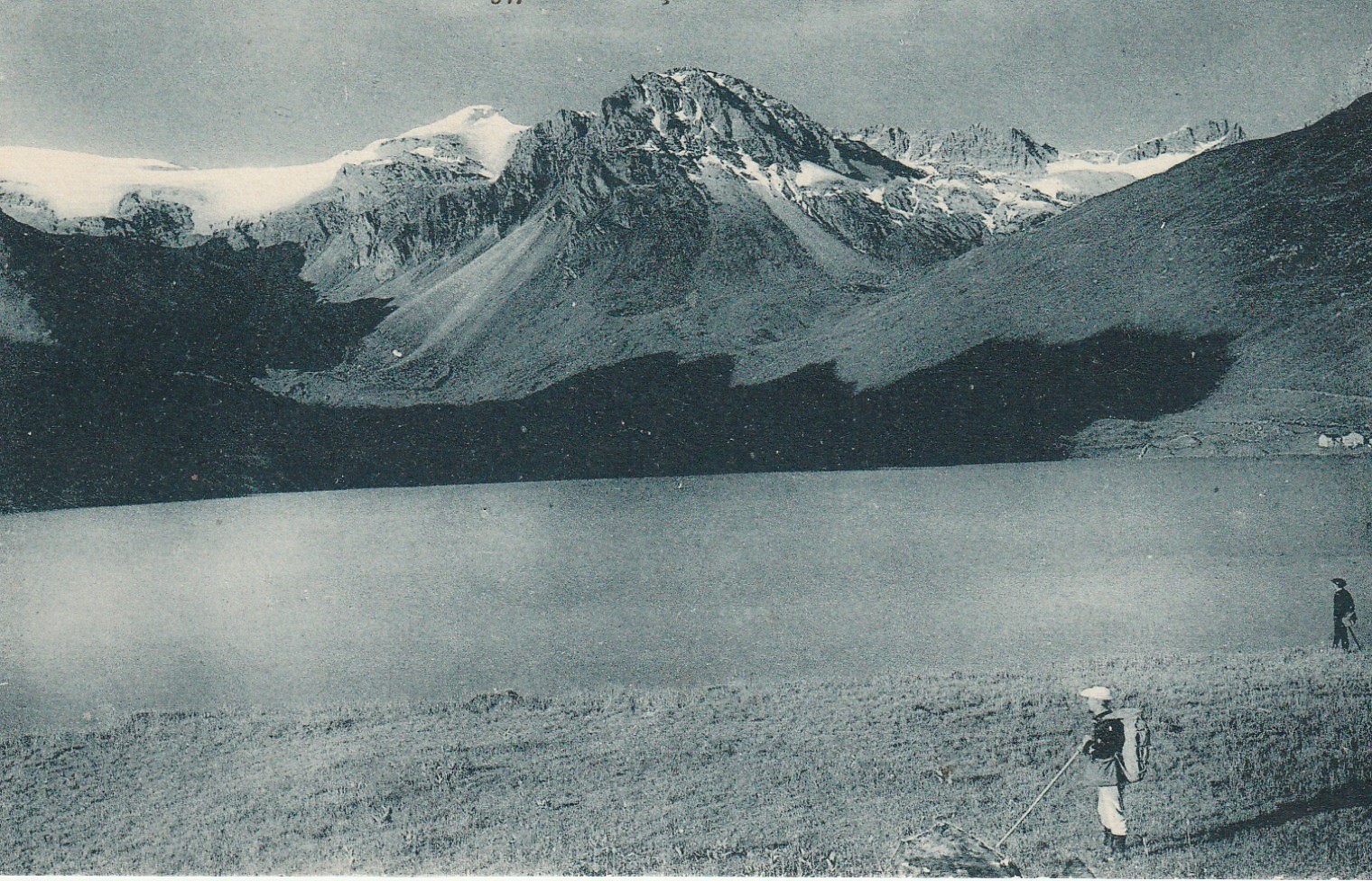 73 TIGNES. Lac des Tignes avec marcheurs