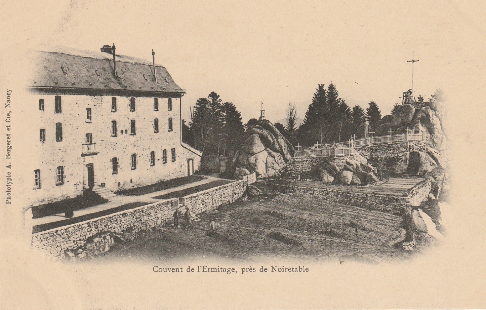 42 Près de Noirétable. Couvent de l'Ermitage vers 1900