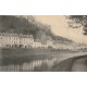 29 CHATEAULIN. Nombreux commerces Quai Amiral Cosmao