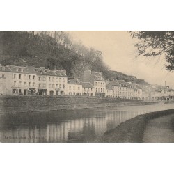 29 CHATEAULIN. Nombreux commerces Quai Amiral Cosmao