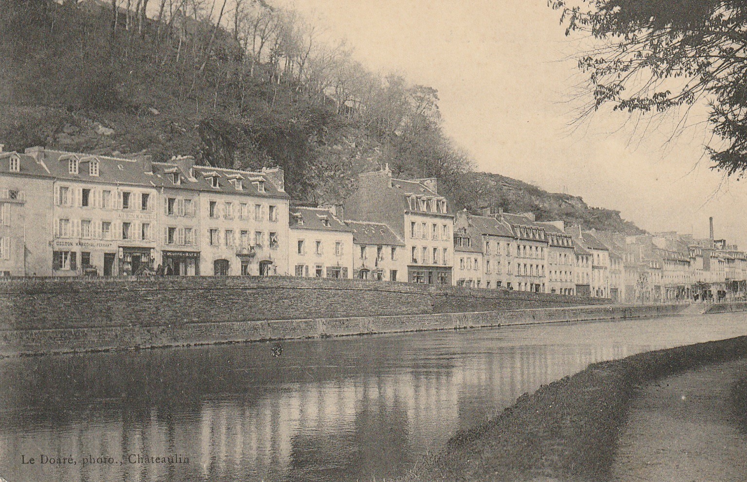 29 CHATEAULIN. Nombreux commerces Quai Amiral Cosmao