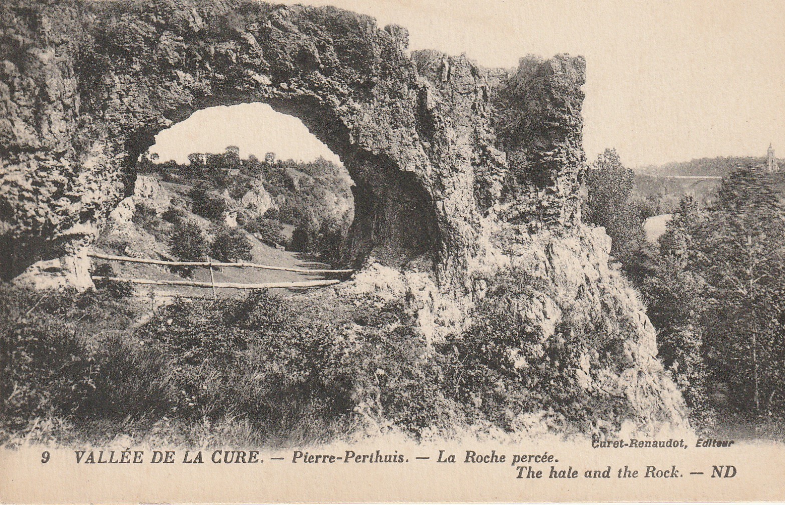 89 Vallée de la Cure PIERRE-PERTHUIS. La Roche percée