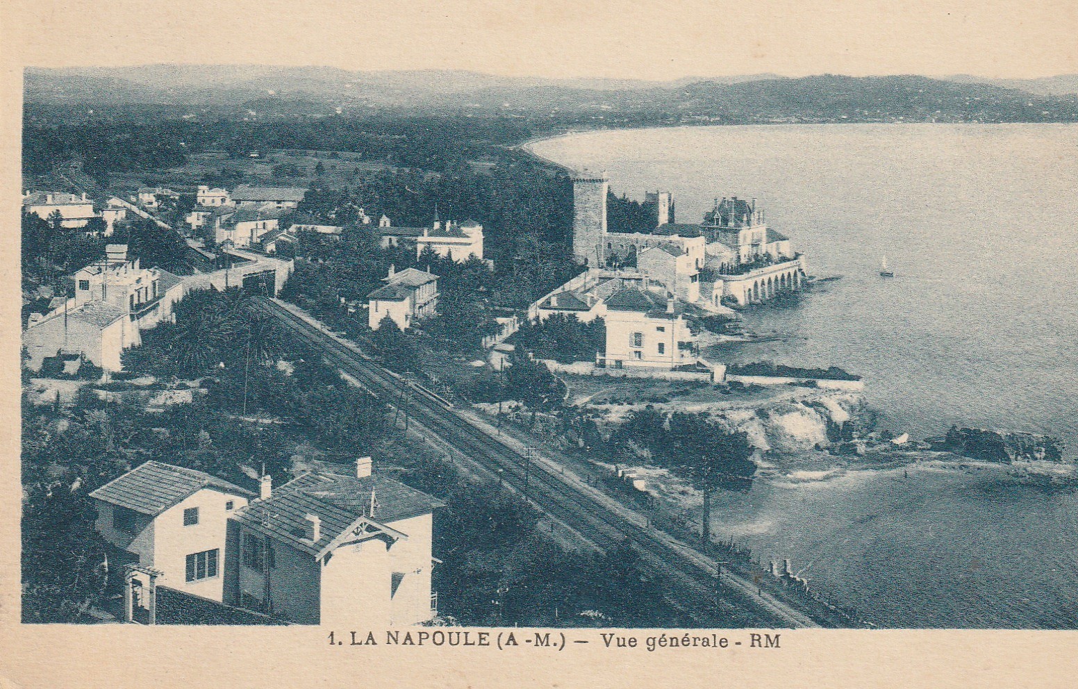 06 MANDELIEU-LA NAPOULE. Vue générale sur les bords de Mer et son Château