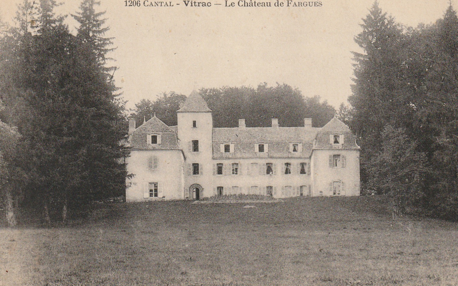 15 VITRAC. Le Château de Fargues dans le Cantal