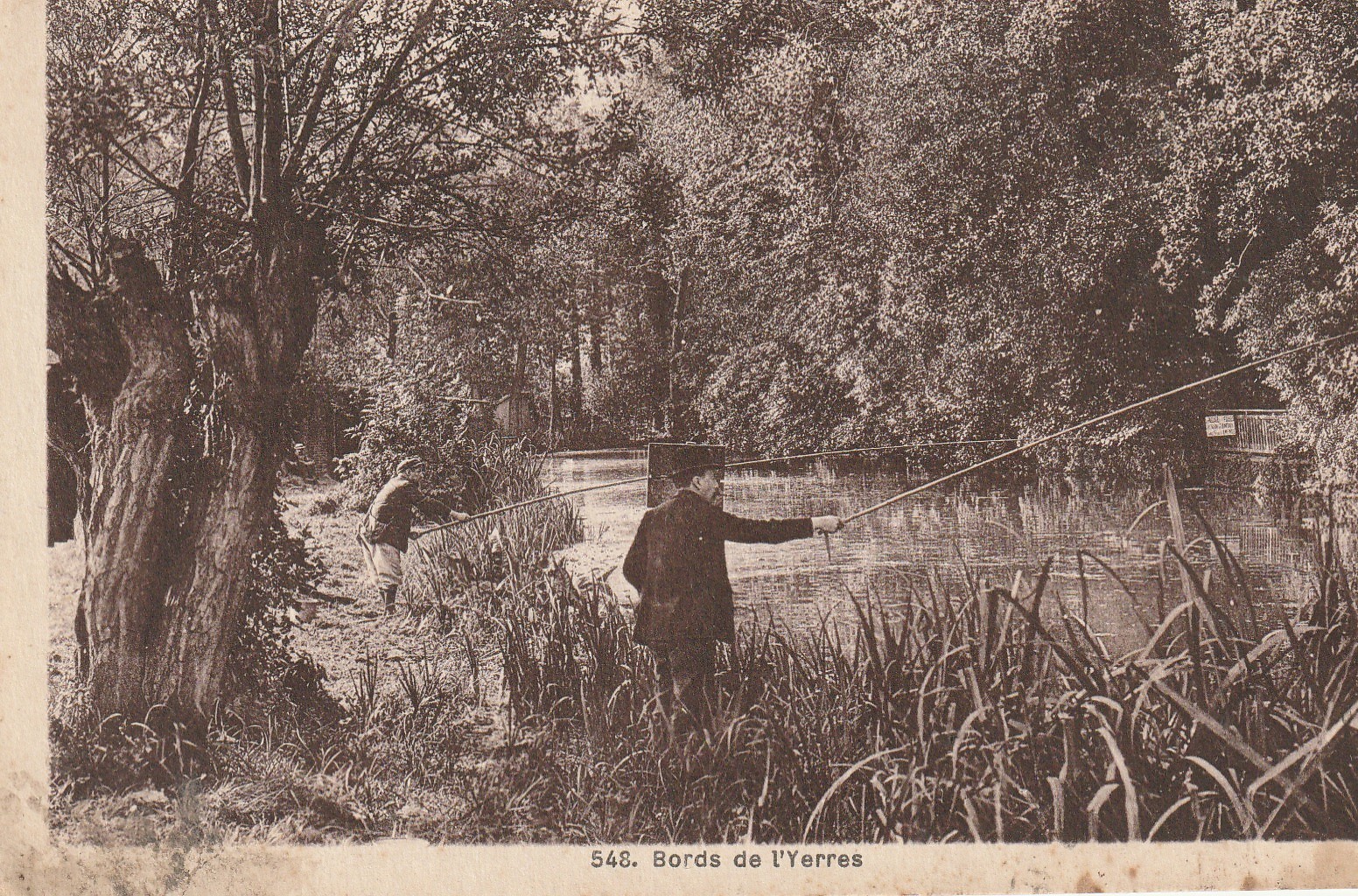 91 MONTGERON. Pêcheurs à la ligne sur les Bords de l'Yerres vers 1918