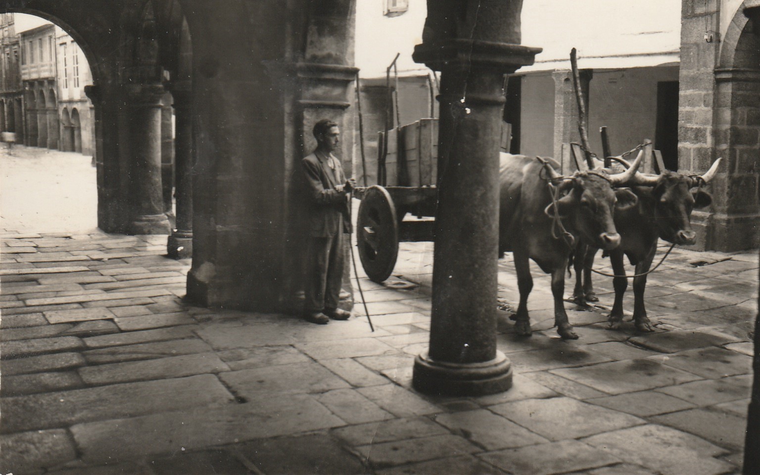 Photo cpsm petit format Espagne SANTIAGO DE COMPOSTELA. Carette typique à la rue Neuve 1963