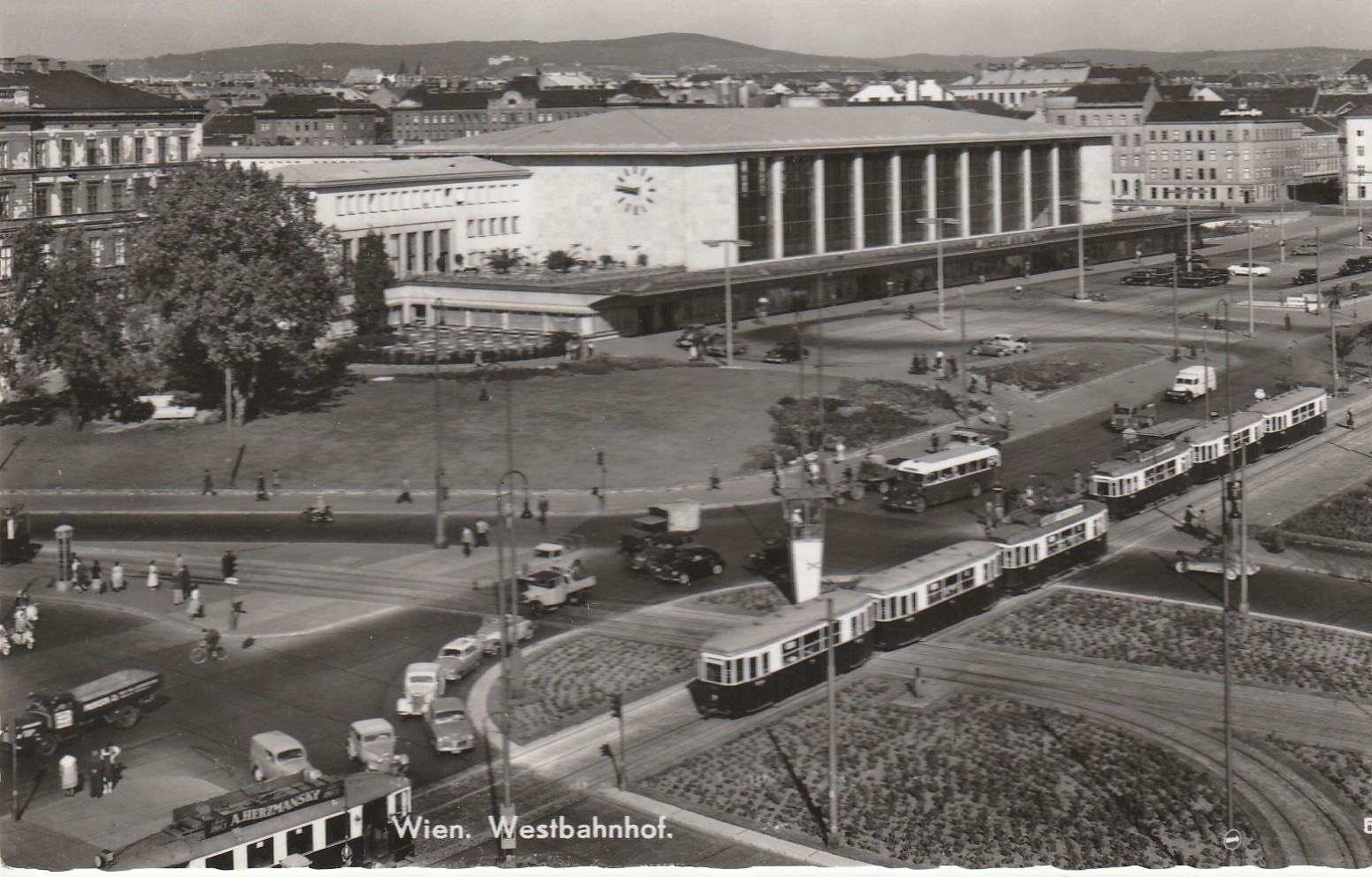 Photo cpsm petit format Autriche WIEN Gare de l'Ouest avec tramways 1963