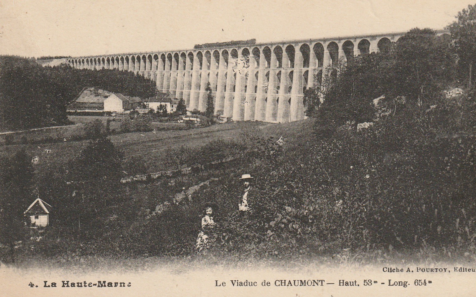 52 CHAUMONT. Train sur le Viaduc avec personnages dans les herbes 1921