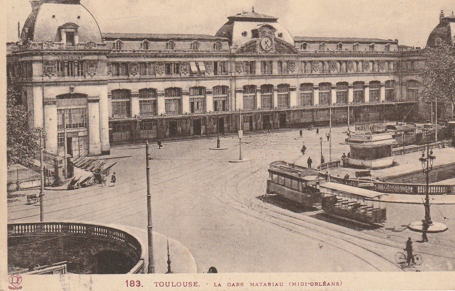 31 TOULOUSE. Tramways devant la Gare Matabiau