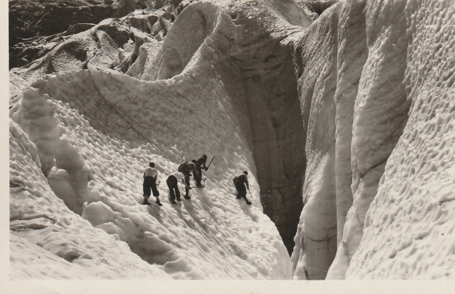 Photo cpsm petit format 74 LES BOSSONS. Traversée du Glacier avec alpinistes 1953
