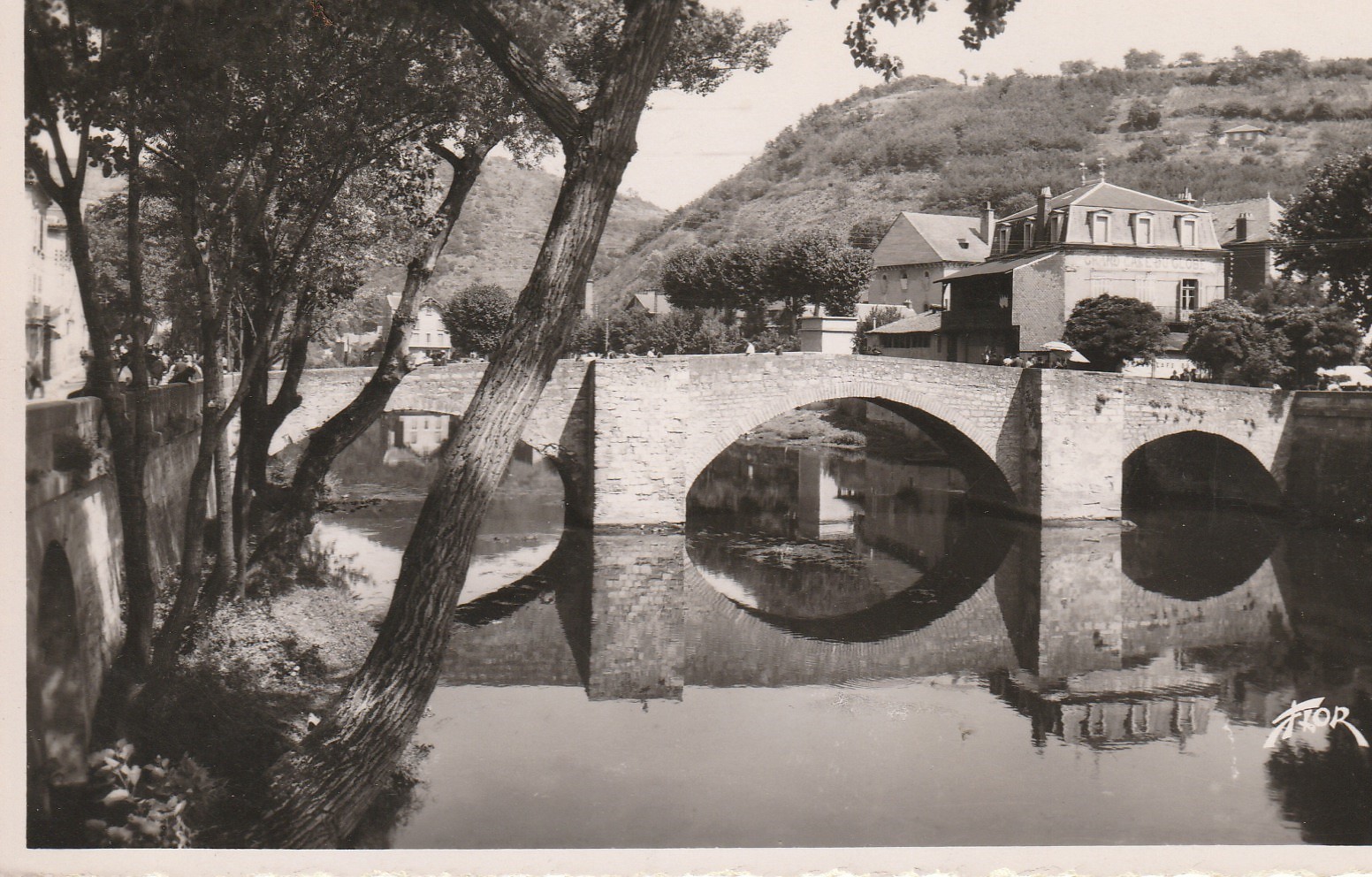 Photo cpsm petit format 12 VILLEFRANCHE-DE-ROUERGUE. Le vieux Pont des Consuls 1954