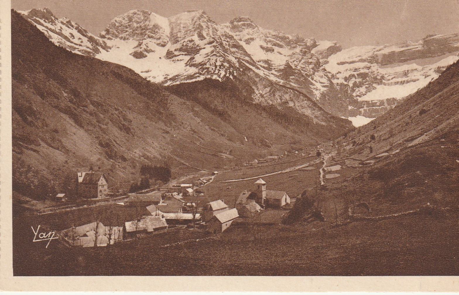 Cpa cpsm petit format 65 GAVARNIE. Le Village et le Cirque 1952