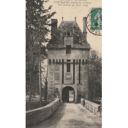 14 FERVAQUES. Entrée du Château avec enfants sur Tête de Pont du XVI° siècle vers 1910...