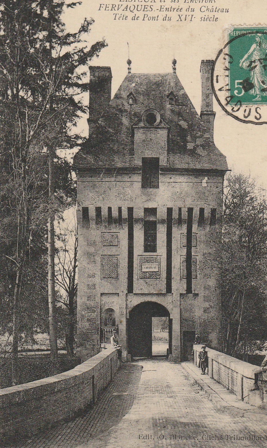 14 FERVAQUES. Entrée du Château avec enfants sur Tête de Pont du XVI° siècle vers 1910...