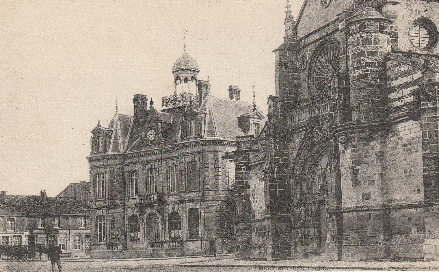 51 LA NEUVILLE-AU-PONT. Hôtel de Ville et Eglise avec attelage devant le Café