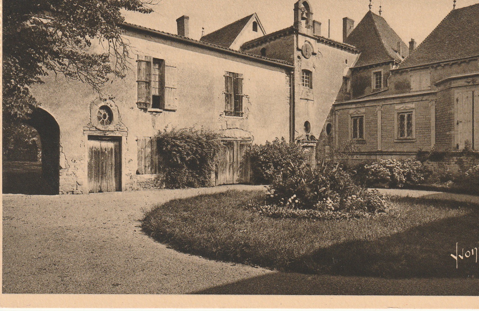 71 PRISSE. Cour Honneur du Château de Montceau où séjourna Lamartine