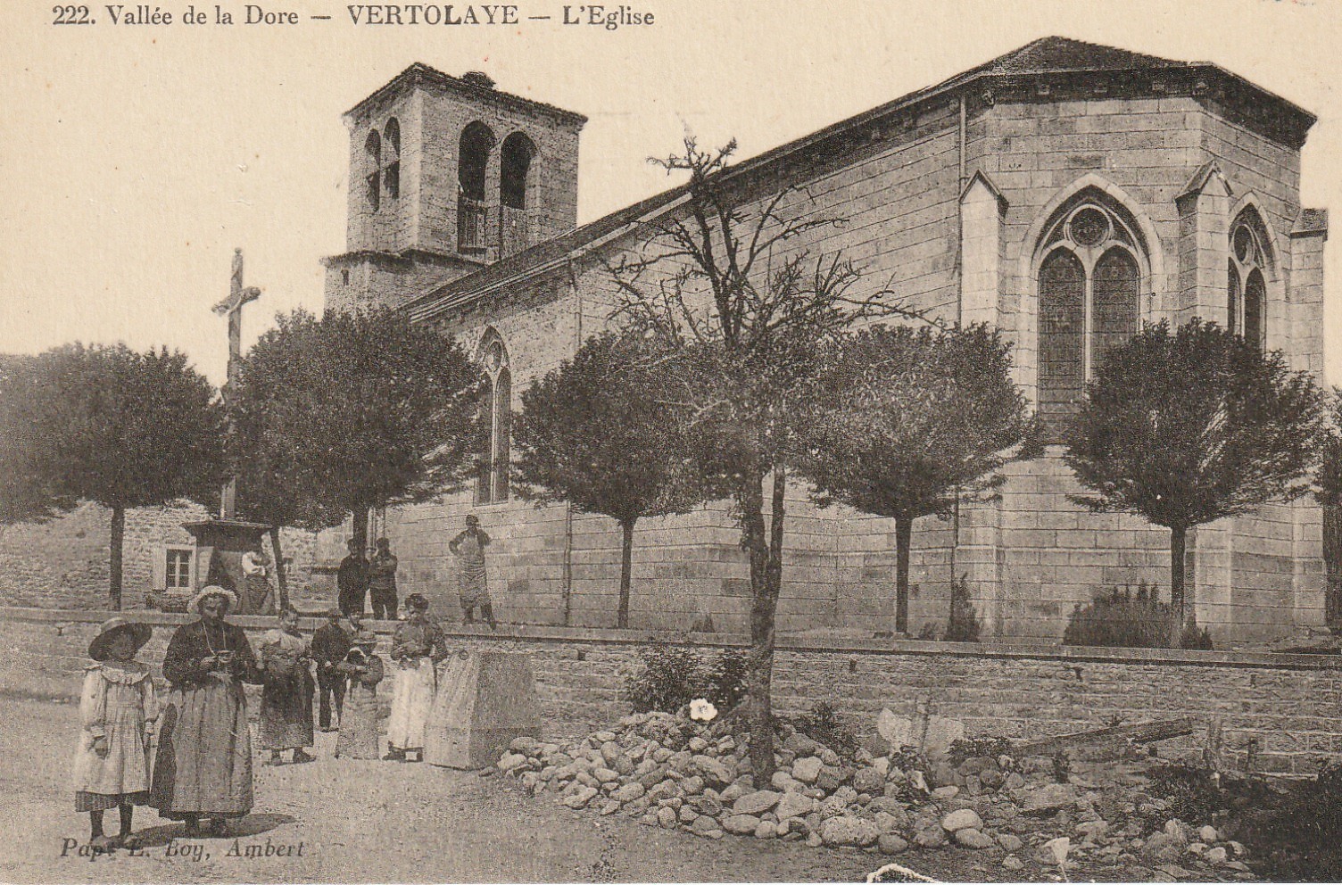 63 VERTOLAYE. Belle animation devant l'Eglise
