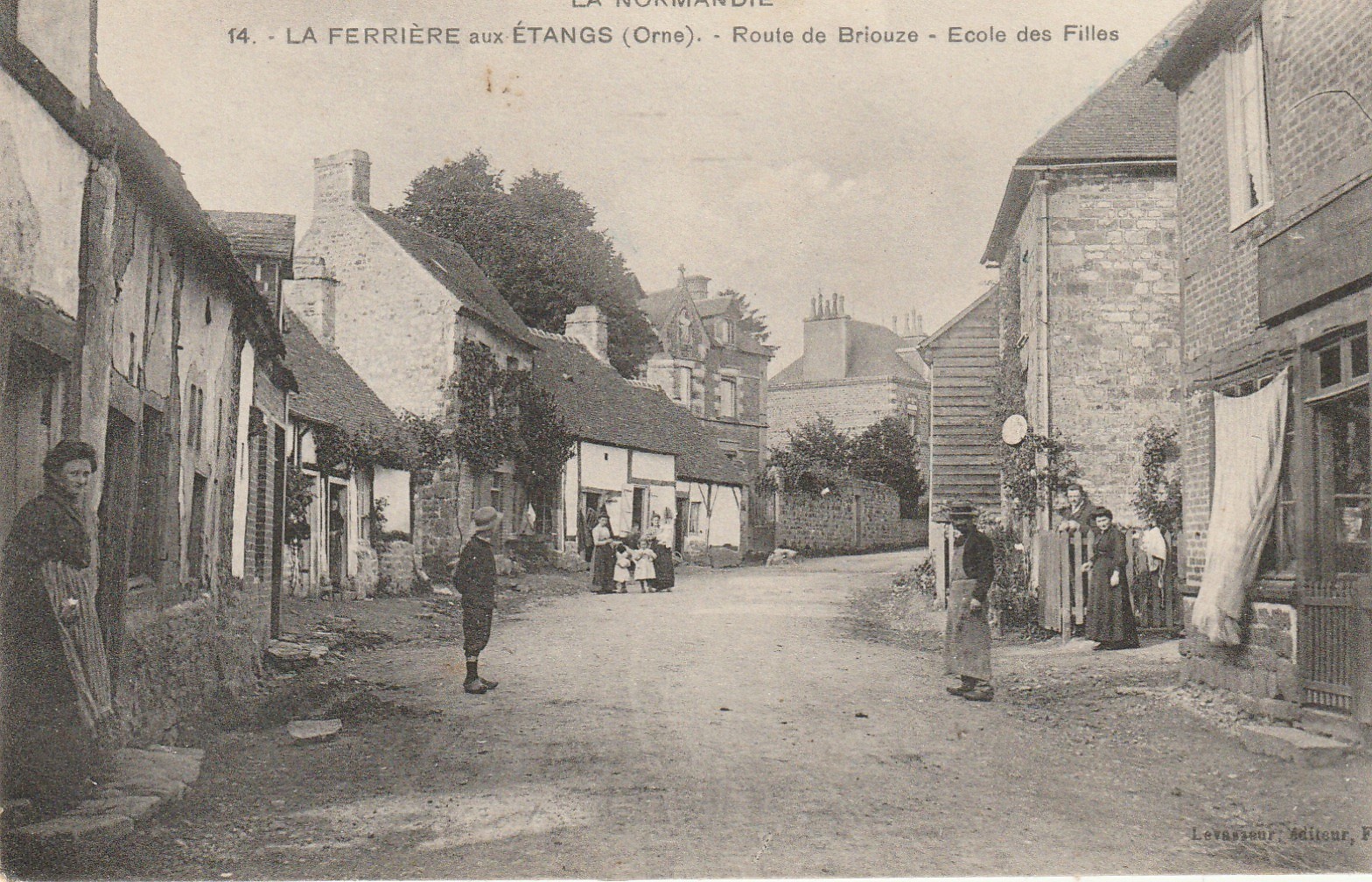 61 LA FERRIERE AUX ETANGS. Ecole des Filles et commerce route de Briouze