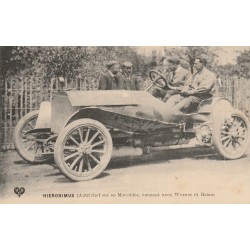 Sport automobile HIERONIMUS ,Autriche, sur sa Mercédès causant avec Werner et Braun