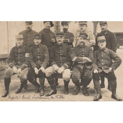 87 Saint Leonard de Noblat . Militaires assis dans la Cour Hôpital Ecole Supérieure de Filles 1915 Photo cpa