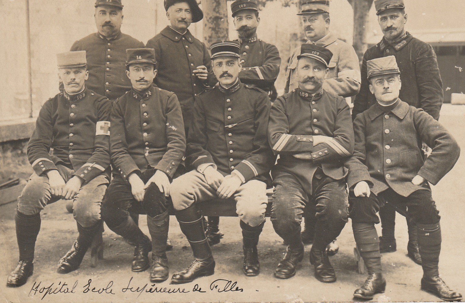87 Saint Leonard de Noblat . Militaires assis dans la Cour Hôpital Ecole Supérieure de Filles 1915 Photo cpa