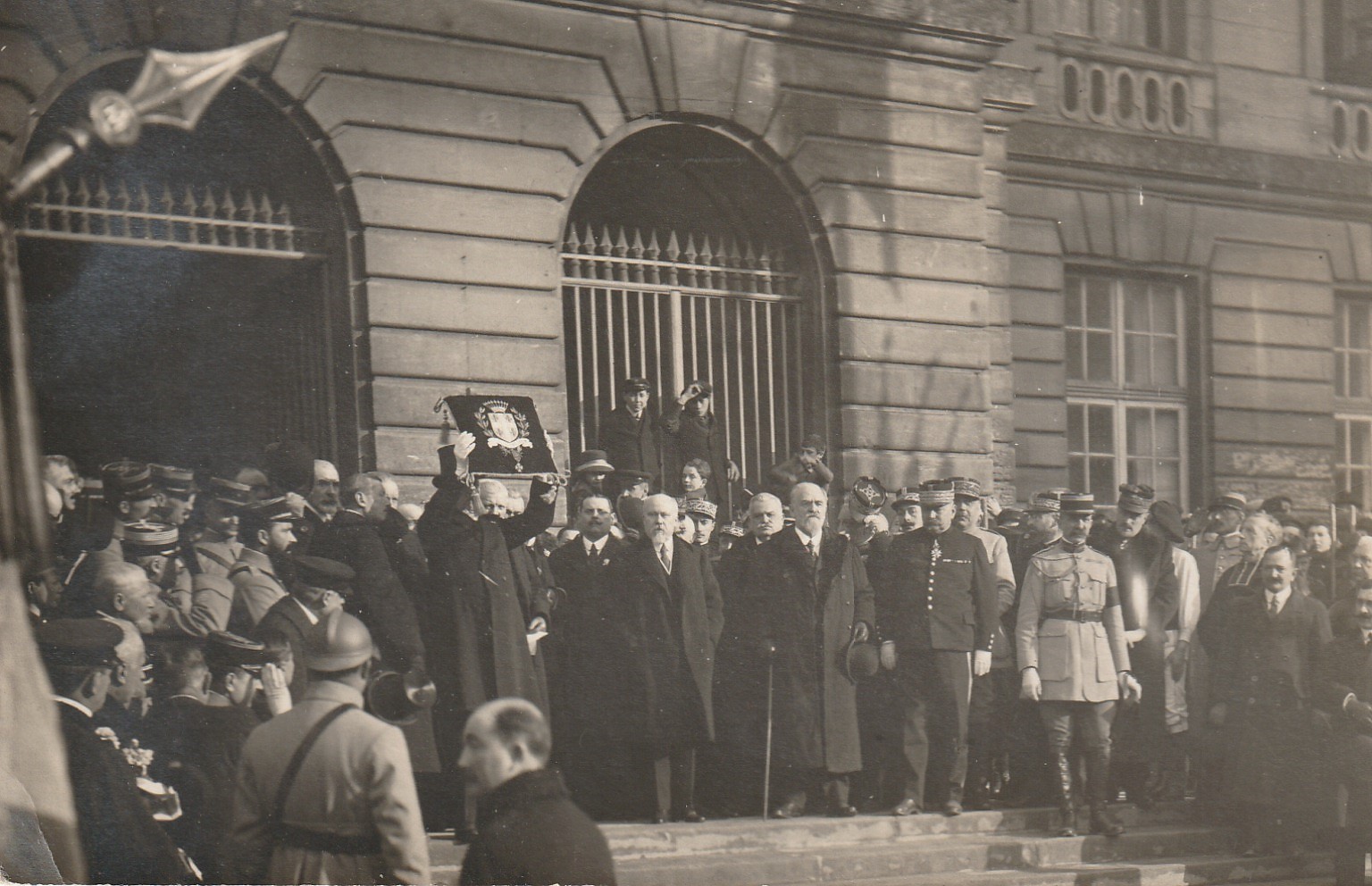 Photo cpa à identifier MILITAIRES ET MINISTRES lors d'une réception (Peut-être Pétain ou Léon Blum) ?