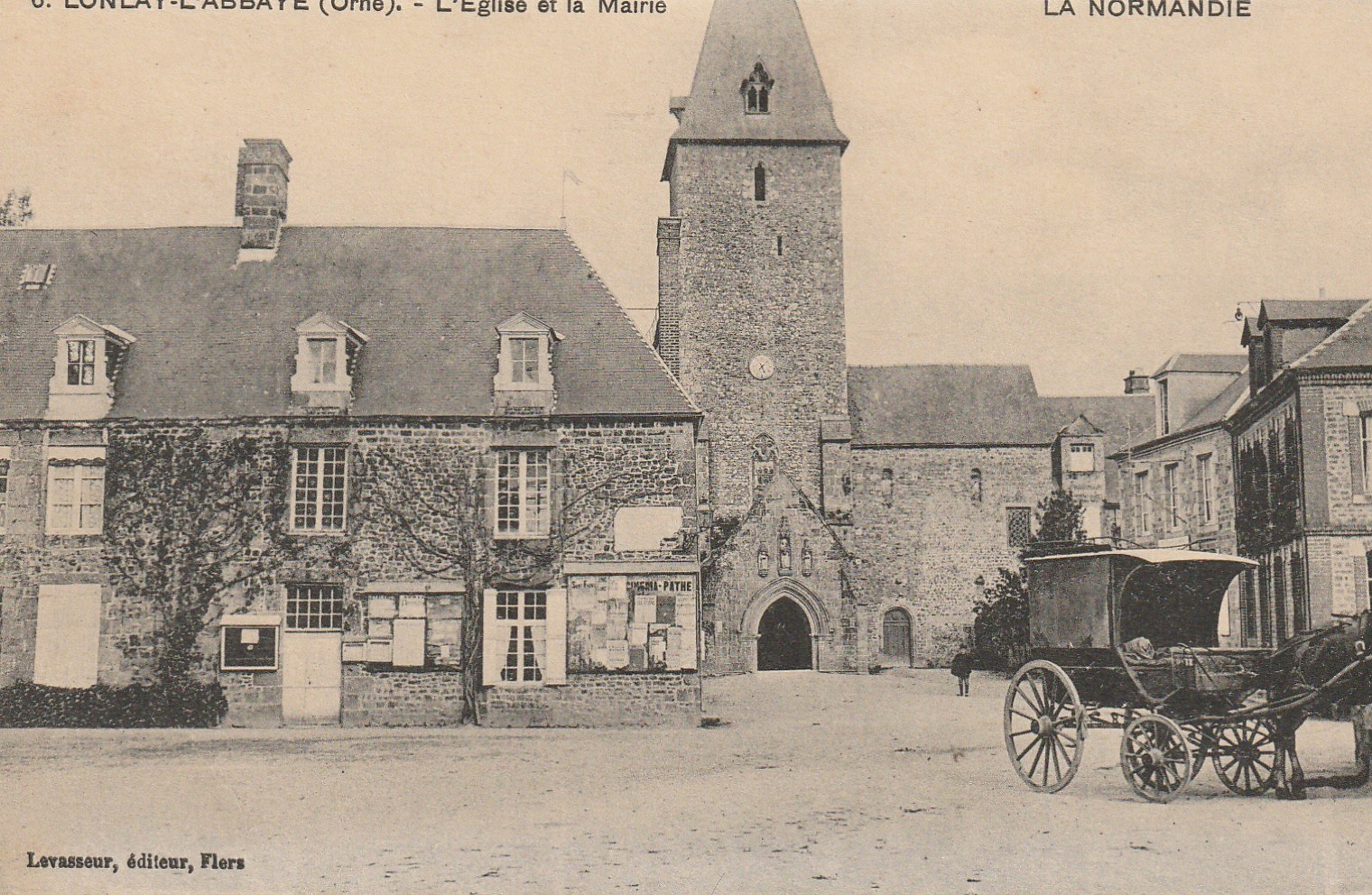 61 LONLAY-L'ABBAYE. Attelage devant l'Eglise et Mairie